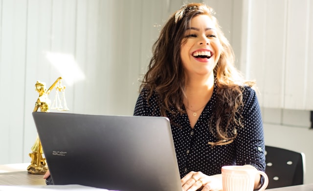 jeune femme souriante